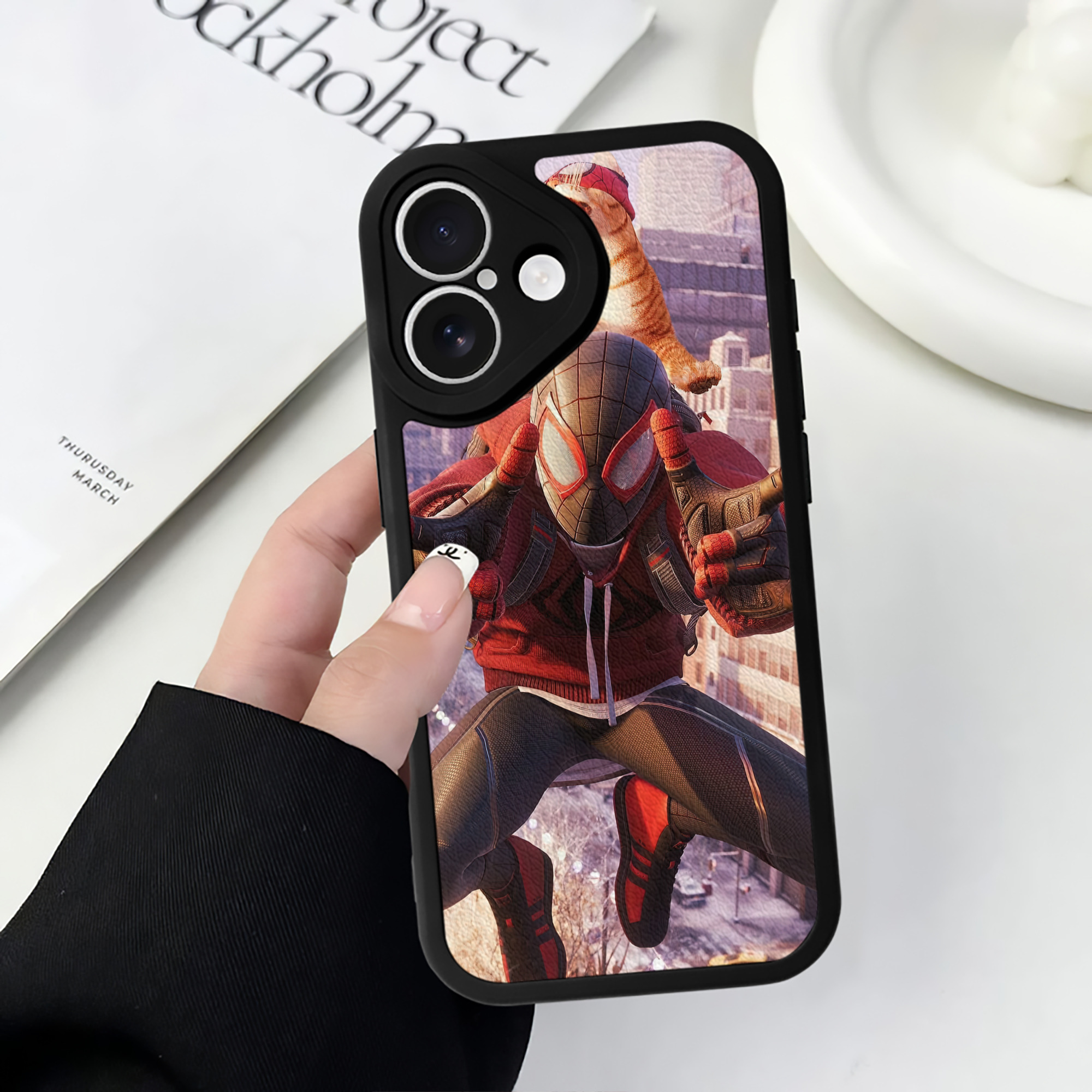 Spider Man スパイダーマン 【iPhone 16シリーズ対応】シリコンスマホケース（レザー調） 材質：シリコン